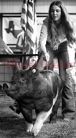 _1114790 Mattison Smith shows hog