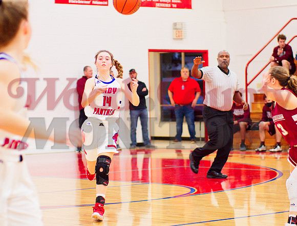 _1058093 Kamrin Wright passes to Cacie Lennon