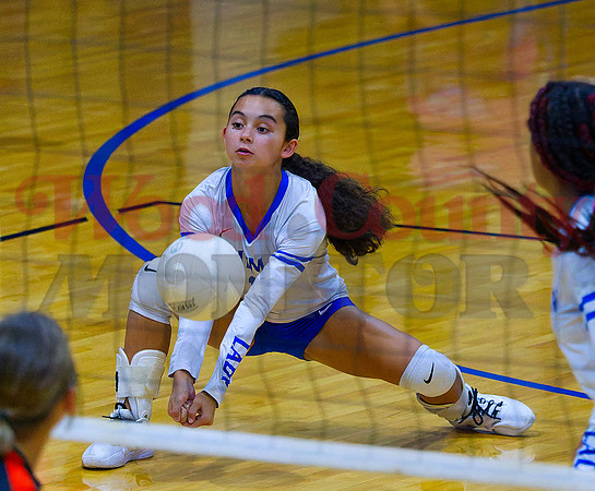 _A040136 Katelyn de Gorostiza receives