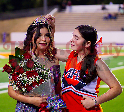 _1173386 queen Ali Gonzales gets sisterly assist from Maiyah Gonzalez