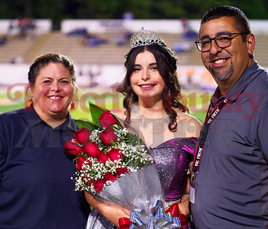 _1173413 queen Ali Gonzalez w parents Carrie and Dago