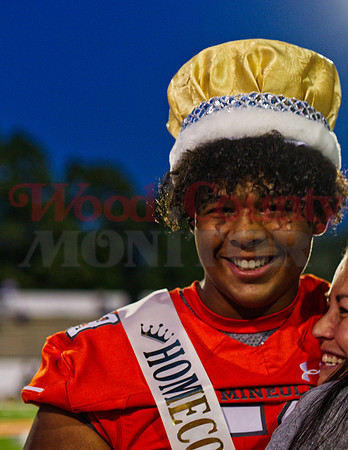 _1173334 king Isaiah Gardner gets hug