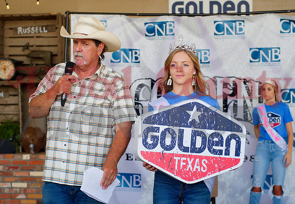 _1185033 Cacie Lennon delivers golden sign Kelly Conley auctioned