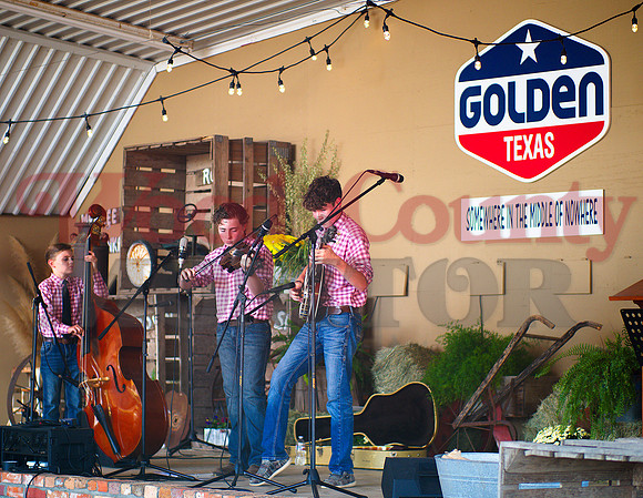 _1185104 Tucker and Gabe and Radley Whisenant play bluegrass