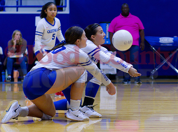_1290161 Larkin Spears and Kaylin Sapp receive