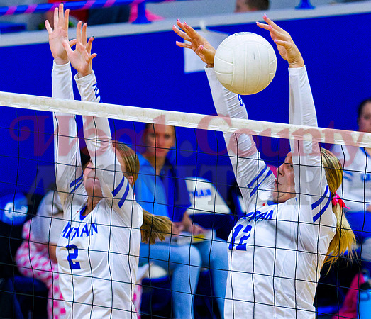 _A040182 Kinsey Hipp and Annabelle Popek defend