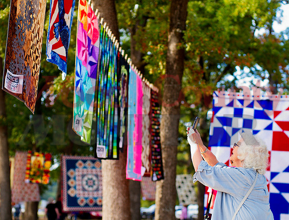 _1173904 Stephanie Hauson snaps stitches