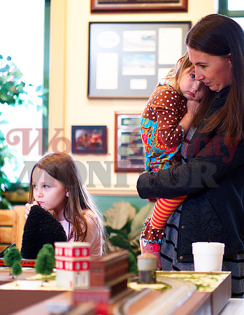 _1185465 Shelby and Jessica and Stacy Peavey at train station