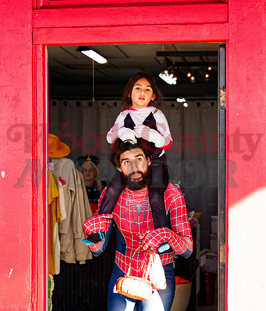 _1353851 Alex carries Thalia Jimenez