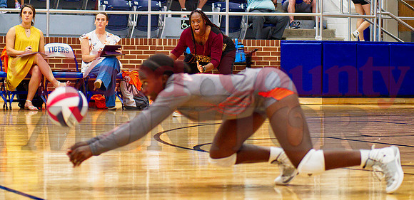 _1160527 Tashara Stephens coaches Shylah Kratzmeyer digs