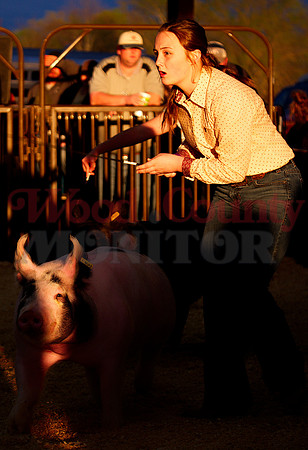 _1248796 Kori Hammond shows pig