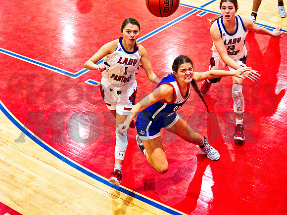 _1375691 Kalli Trimble and Lainey Wright fight Madyson Pence for loose ball