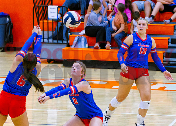 _A080083 Kaylin Sapp and Kinsey Hipp bump