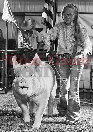 _1124855 Preslyee Oliver sells final hog for 10k