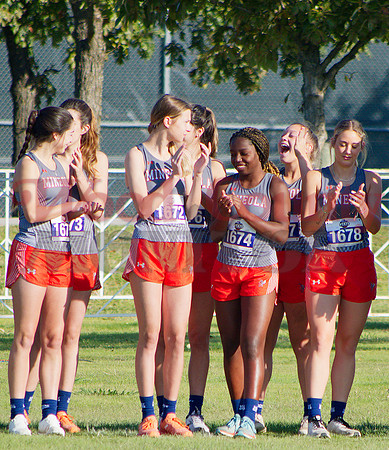 _1069178 Mineola XC applauds before race