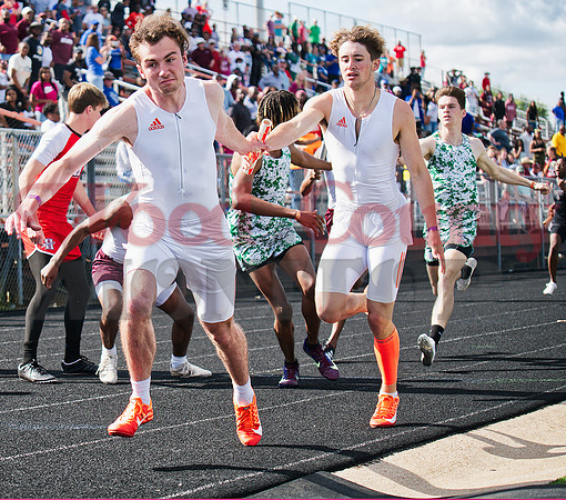 _1191948 TJ Moreland to Morgan Waggoner 4x400m relay