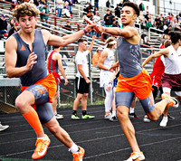 _1190842 Jaxon Holland hands to TJ Moreland 4x400m prelim