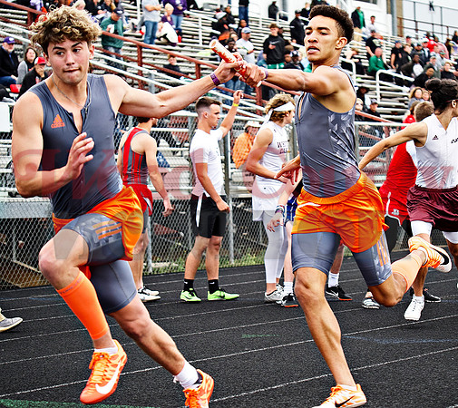 _1190842 Jaxon Holland hands to TJ Moreland 4x400m prelim