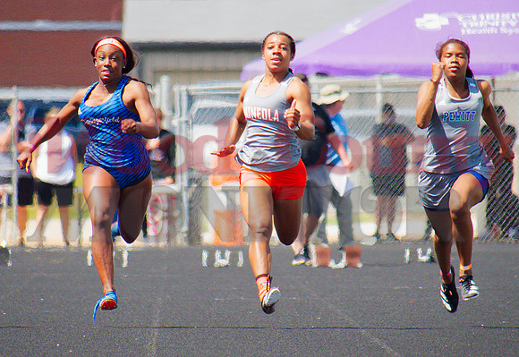 _1064974 Abby Kratzmeyer runs 3rd in 100m dash