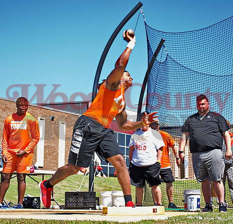 _1064760 Trevion Sneed throws shot