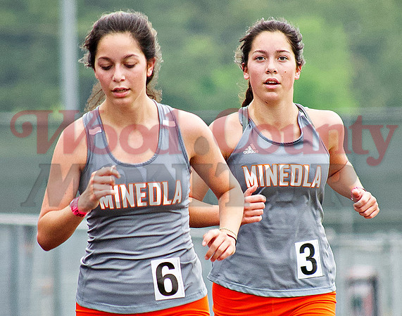 _1064531 Keilee Riley 6 and Kapri Riley 3 run 3200m