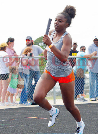 _1125821 Shylah Kratzmeyer runns leg3 of 4x200m relay prelim