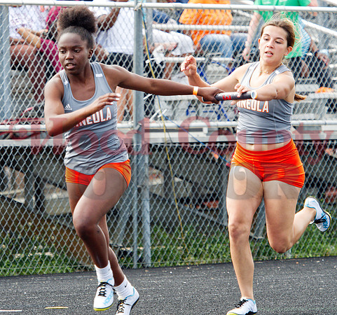 _1125814 Carmen Carrasco hands baton to Shylah Kratzmeyer 4x200m prelim