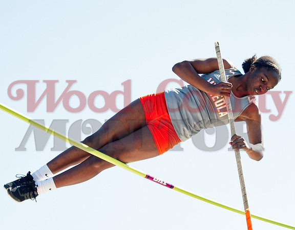 _1137395 Shylah Kratzmeyer pole-vaults