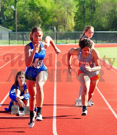 _1137102 Isis Murlin and Paris Spigner start 200m