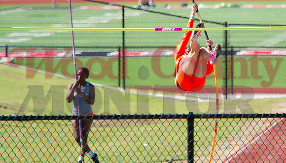 _1137350 Shylah Kratzmeyer watches Brianna Palacios pole-vaulting
