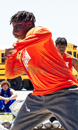_1137702 DJ Newsome DC 43-1 throws shot