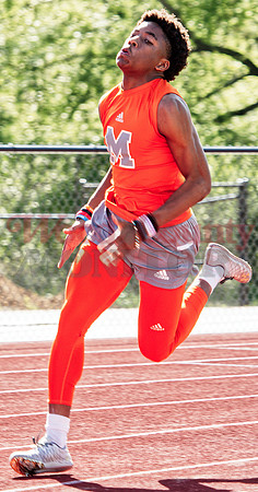 _1136966 Xzavien Lipscomb runs 400m