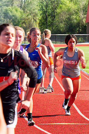 _1137104 Isis Murlin and Paris Spigner run 200m