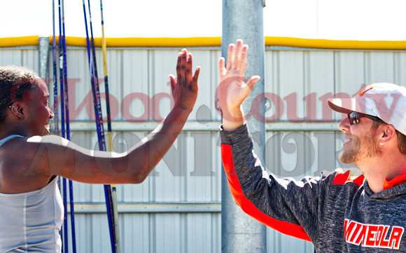 _1137426 Shylah Kratzmeyer hi-fives coach Daven Murphee