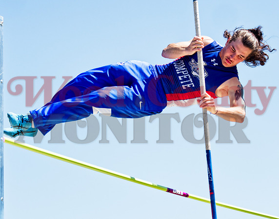 _1137719 Mason Reynolds pole-vaults
