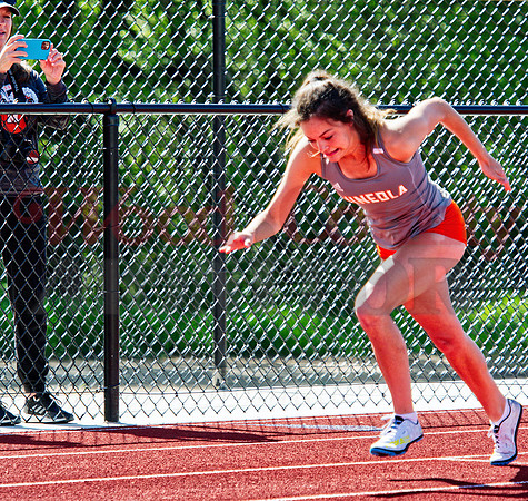 _1136908 Kozbie Riley starts 400m