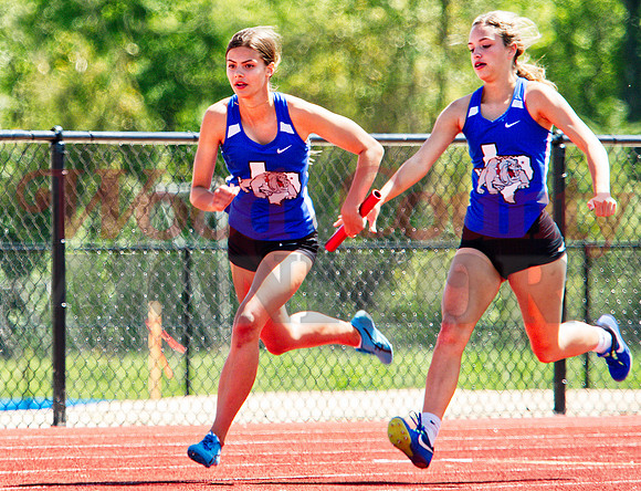 _1147993 Kallie Hoover passes 4x100m baton to Sadie Vander Schaaf
