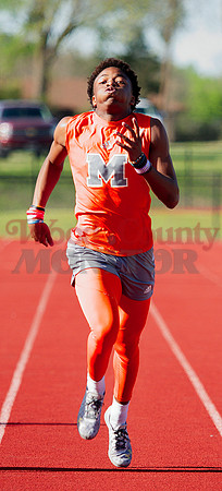 _1148409 Xzavien Lipscomb runs 400m