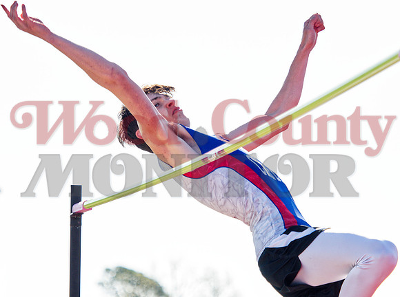 _1137268 Levi Thompson hi-jumps