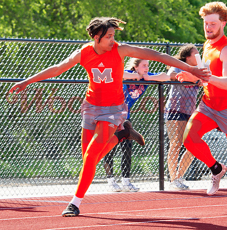 _1148321 Chris Rossie takes 200m baton from Dawson Pendergrass