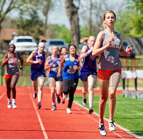 _1148063 Olivia Hughes leads 1st lap 800m