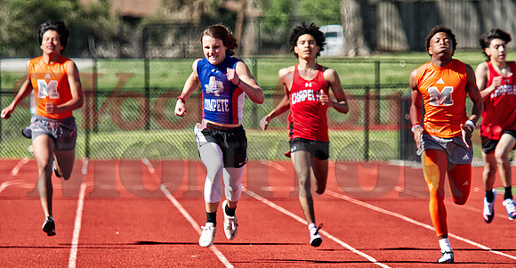 _1136974 Cris Alejo and Hayden Breding and Xzavien Lipsomb run 400m