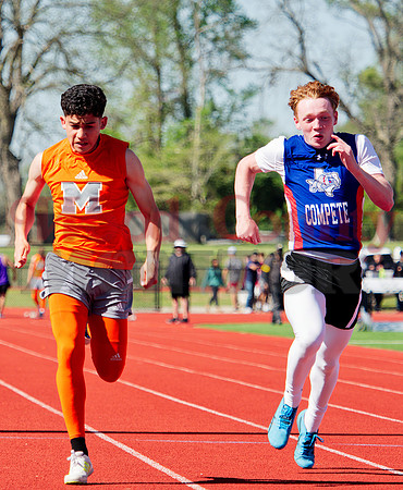 _1136845 Omar Galaz and Hunter Jacobs run 100m dash