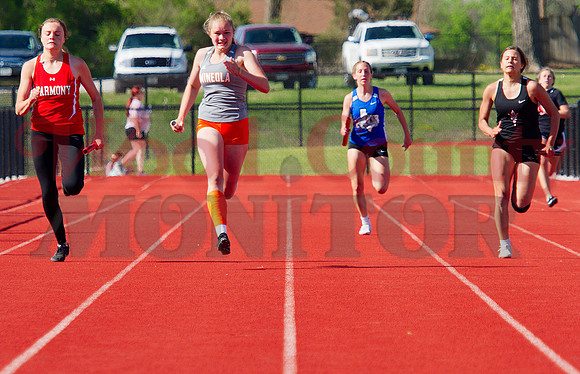 _1148297 Tanner Hartzog and Jaycie Elkins finish 4x200m relay