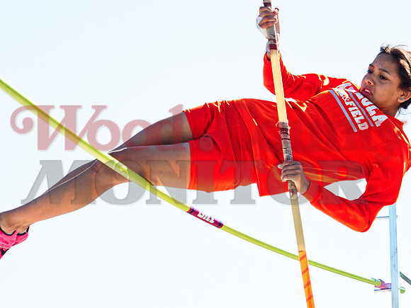 _1137371 Brianna Palacios pole-vaults