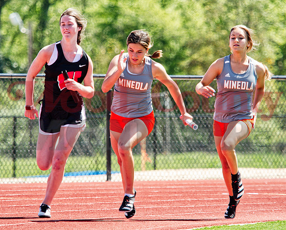 _1147997 Carmen Carrasco takes 4x100m baton from Alessa Jackson