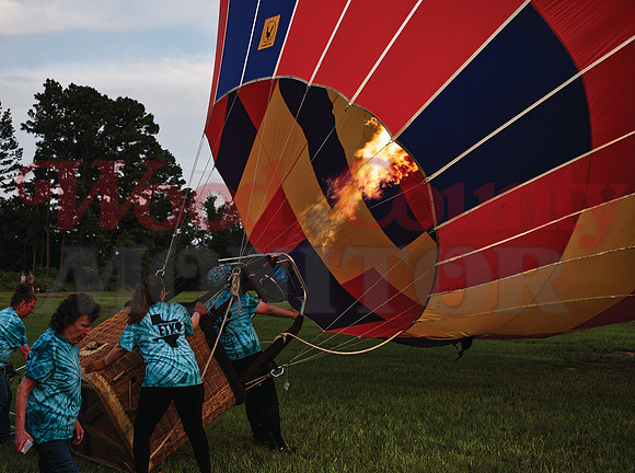 _1286689 hot air rises