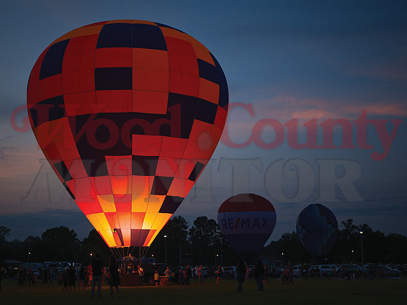 _1286864 trio of balloons at sunset
