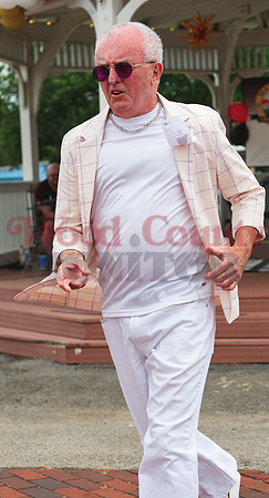 _1529610 Bill Logan jogs to judges