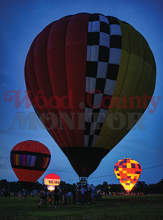 _1286954-58hdr lit balloons in distance